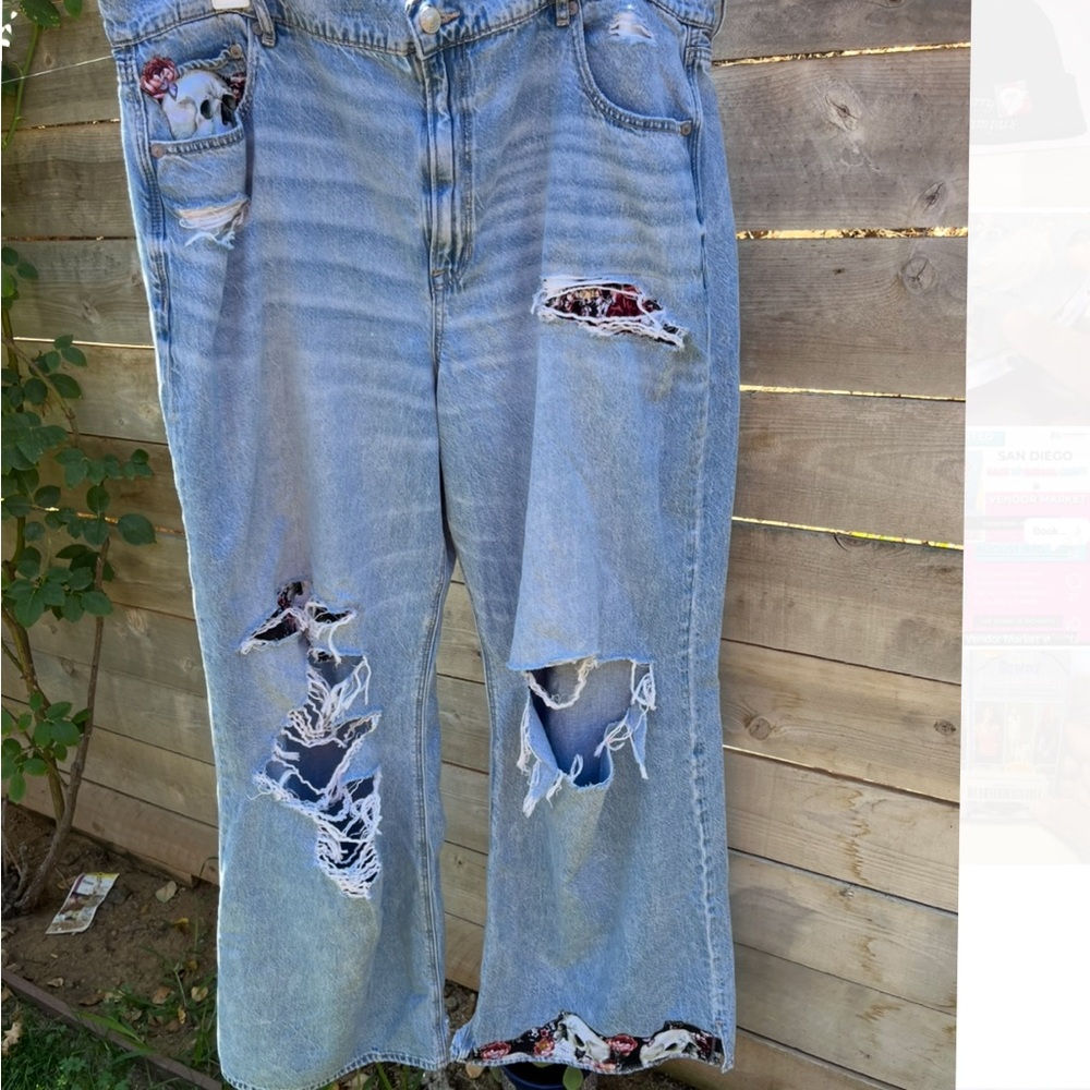 💀Skull & flowers American Eagle Outfitters Light Blue Distressed Flare Jeans 20W